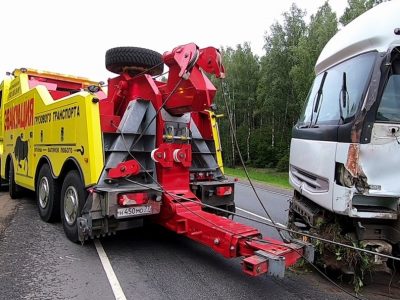 Грузовой эвакуатор в Петрозаводске и Карелии 24/7. Перевозка спецтехники, микроавтобусов, коммерческого транспорта.